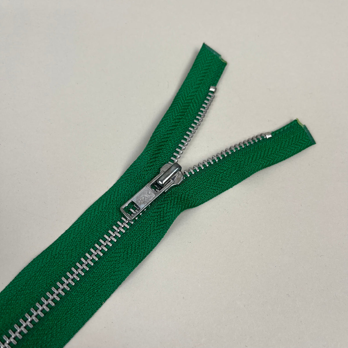 5 Separating Metal Zippers - Punchy Green & Silver 25.5" (NZP0522)