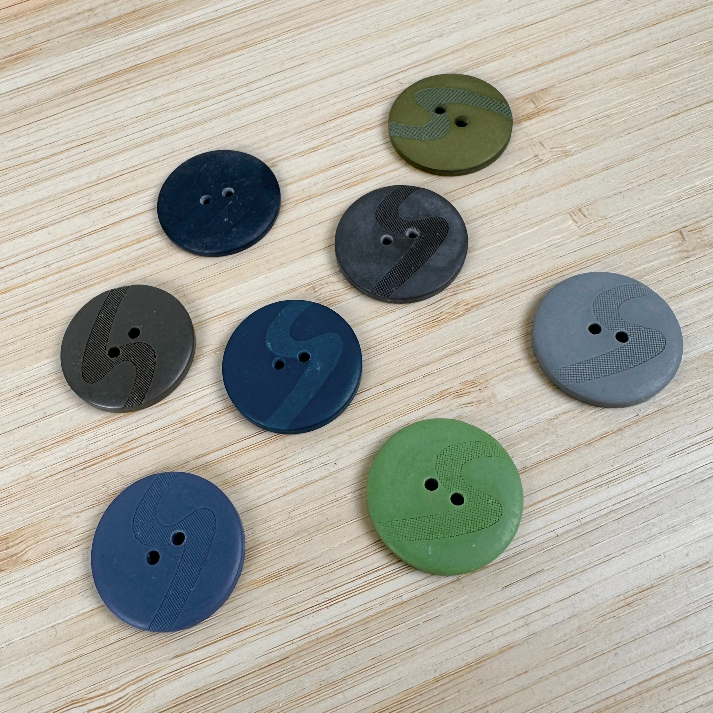 27mm Etched Buttons, Various Colours (NBU0003,7:9,13,17,22,57)
