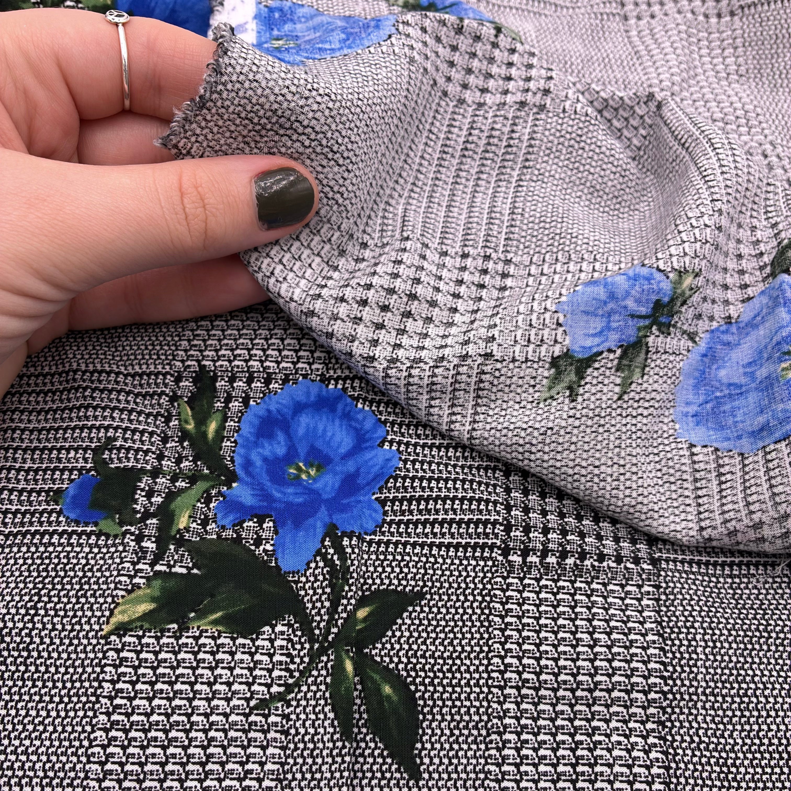 Rayon Blouse Weight - Black & White Flowers (WDW3267)