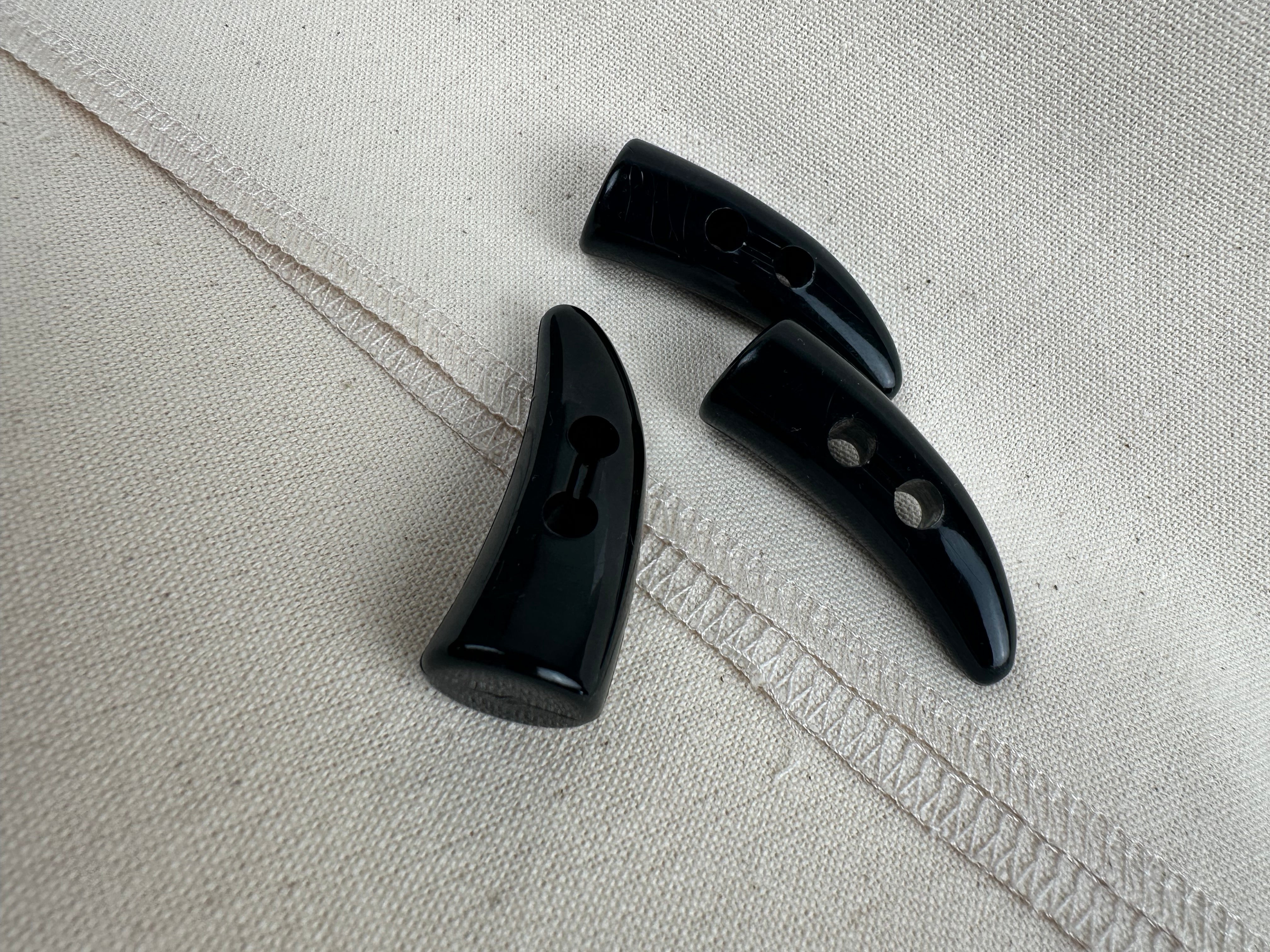 Plastic Horn Toggle Buttons, Black (NBU0469)