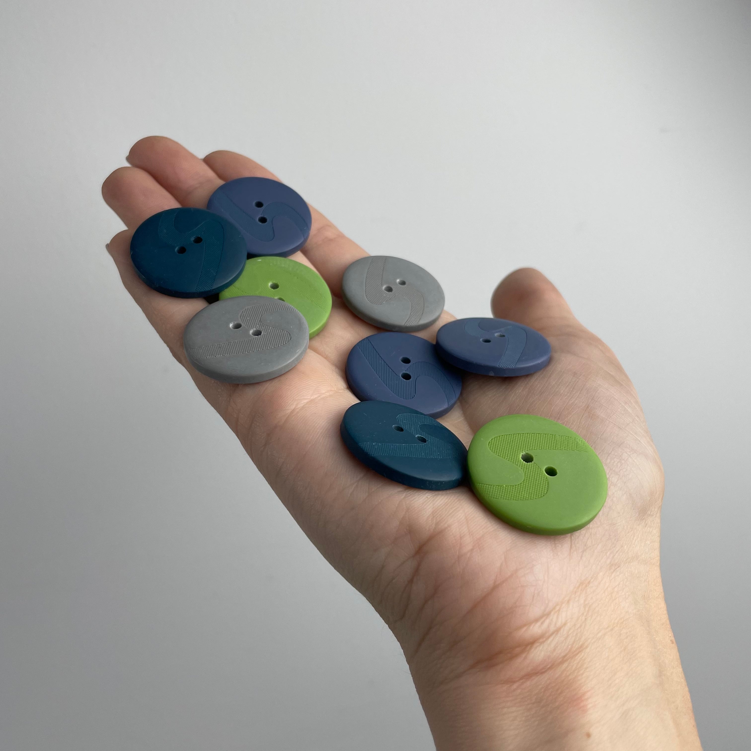 27mm Etched Buttons, Various Colours (NBU0003,7:9,13,17,22,57)