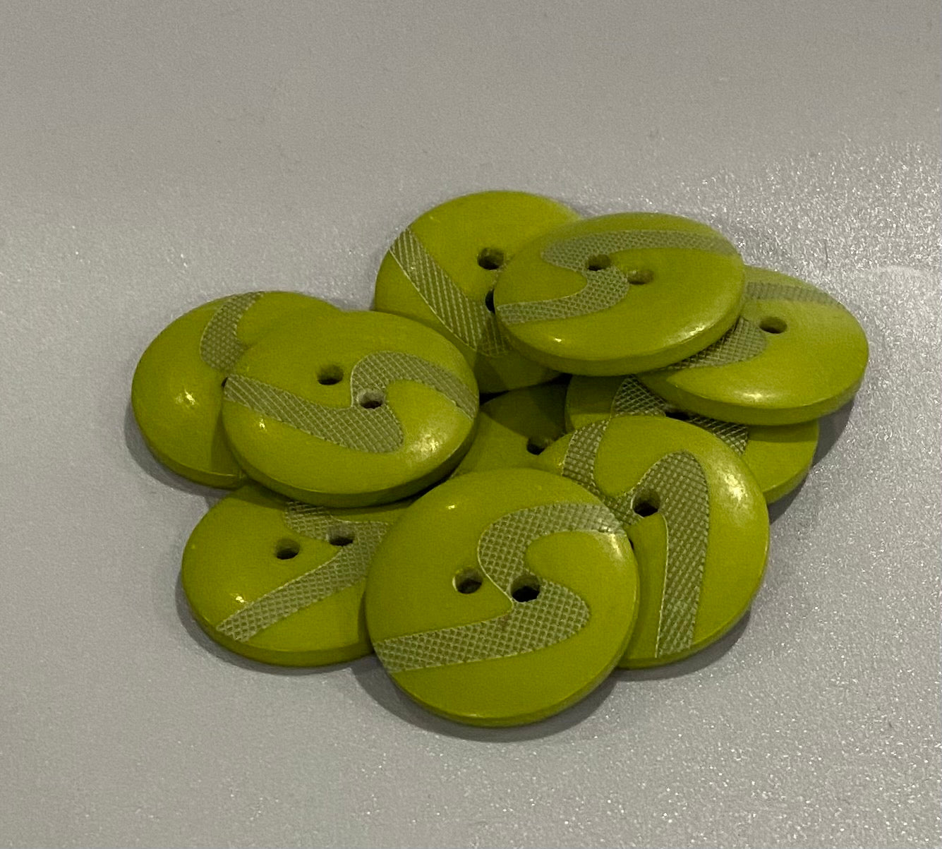 27mm Etched Buttons, Various Colours (NBU0003,7:9,13,17,22,57)