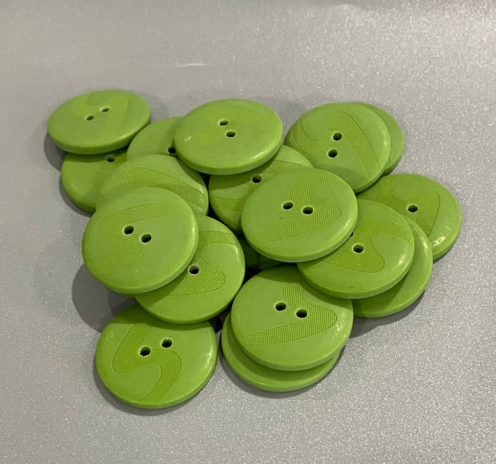 27mm Etched Buttons, Various Colours (NBU0003,7:9,13,17,22,57)