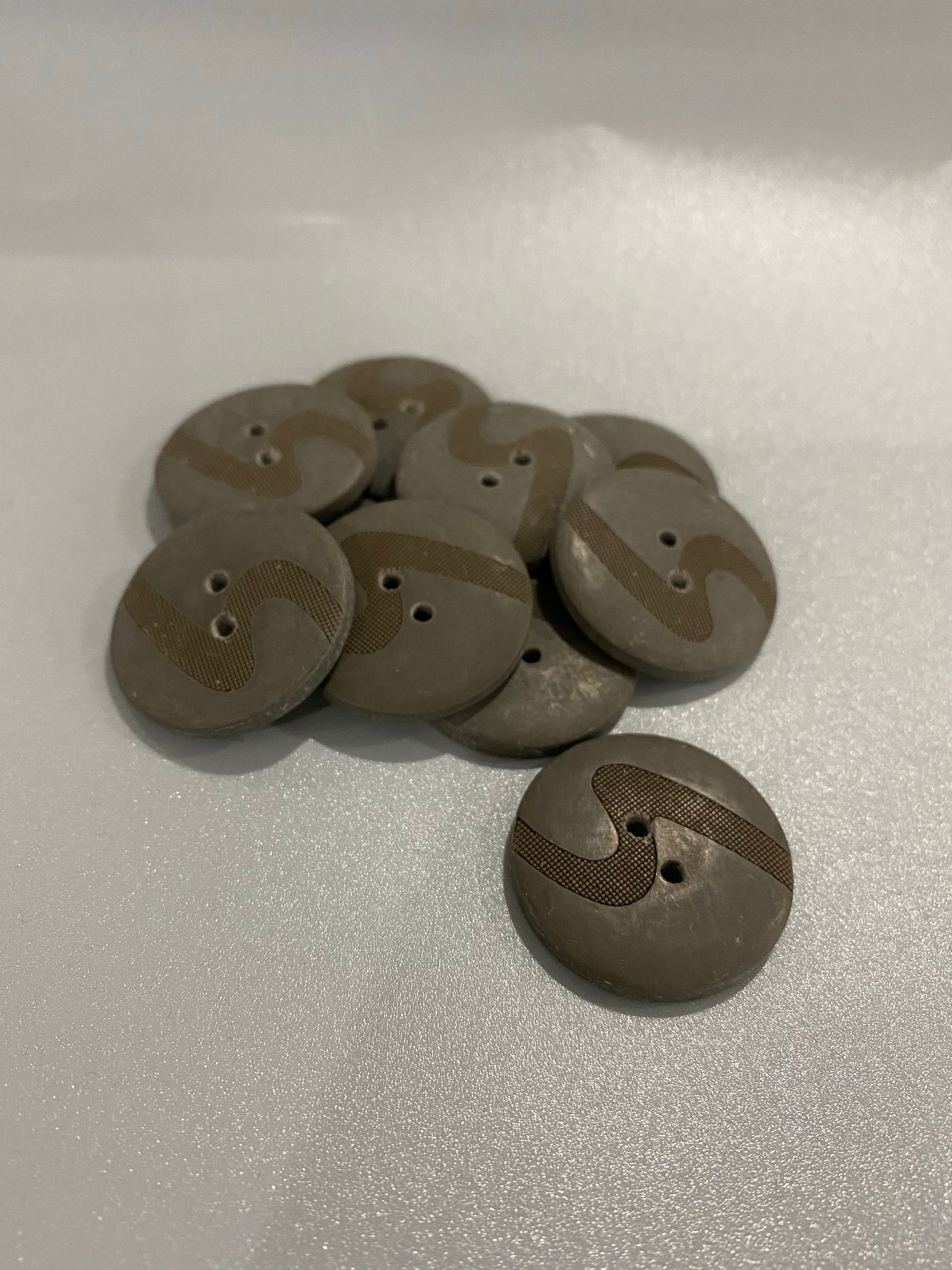 27mm Etched Buttons, Various Colours (NBU0003,7:9,13,17,22,57)