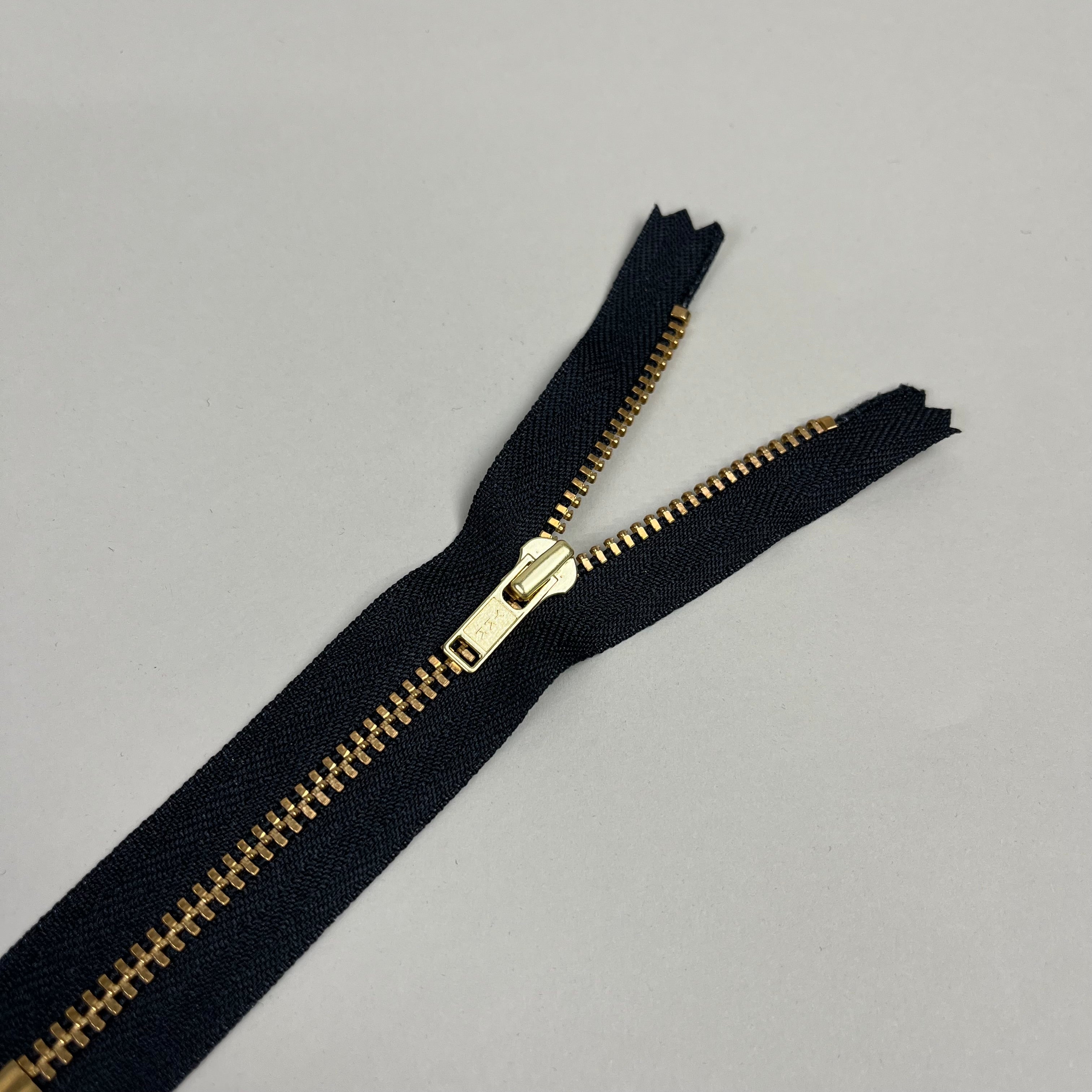Closed-End Metal Zipper - Black & Gold 5.5" (NZP0422)