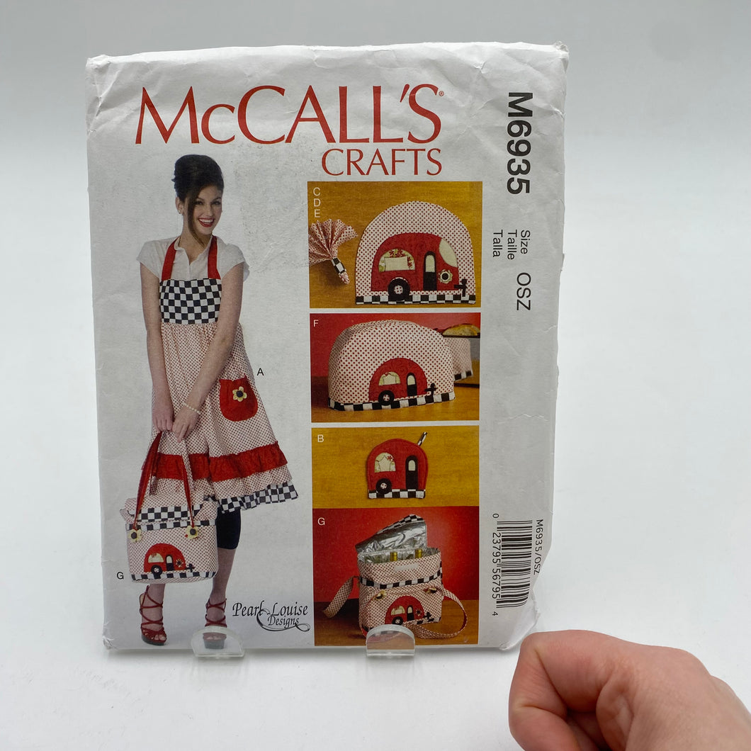 McCall's Pattern - Aprons M6935 (NPA0160)