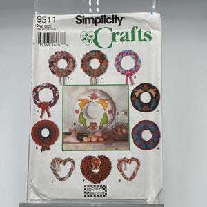 SIMPLICITY Pattern, Classic Holiday Wreaths (PSI9311)