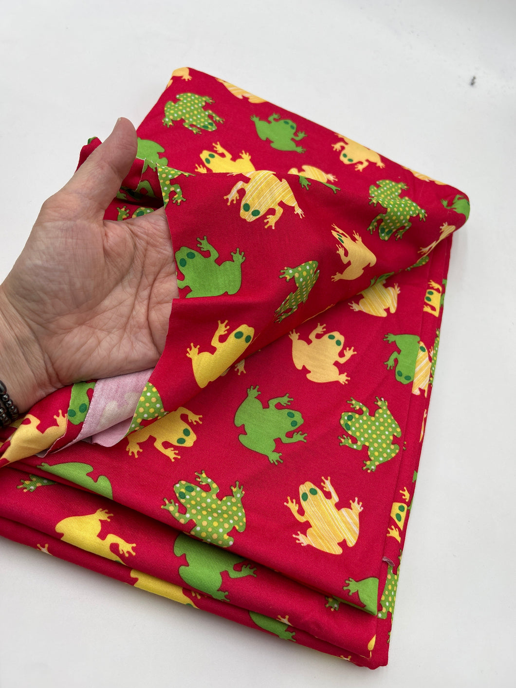 Stretch Jersey, Frogs on Fuchsia (KJE1188)