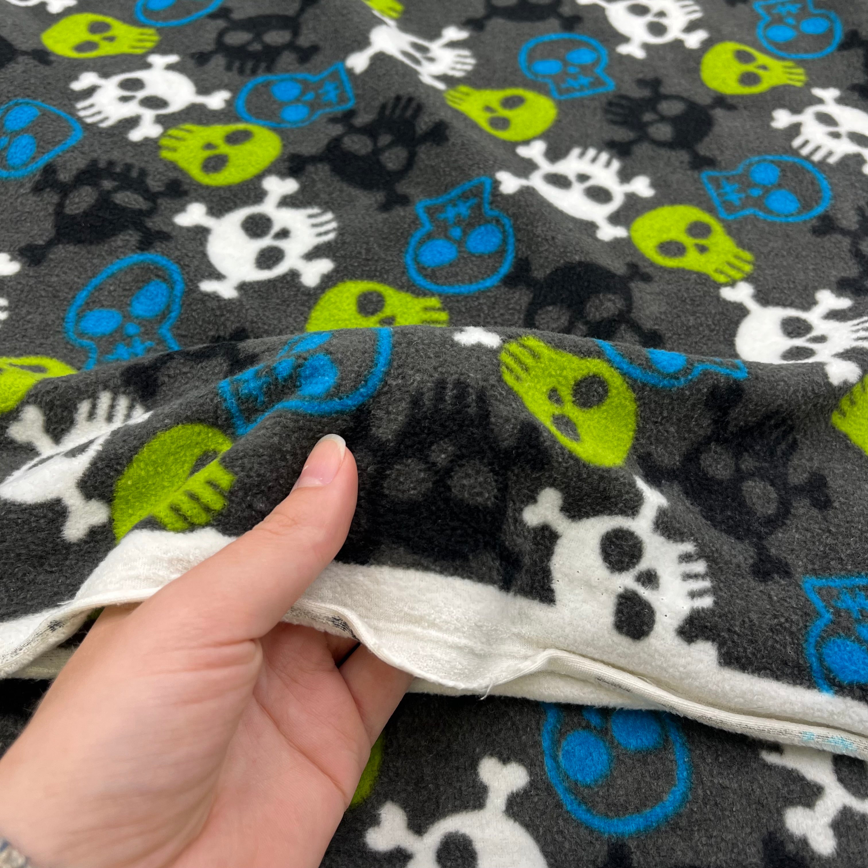 Fleece - Skulls & Crossbones (KFC0370)