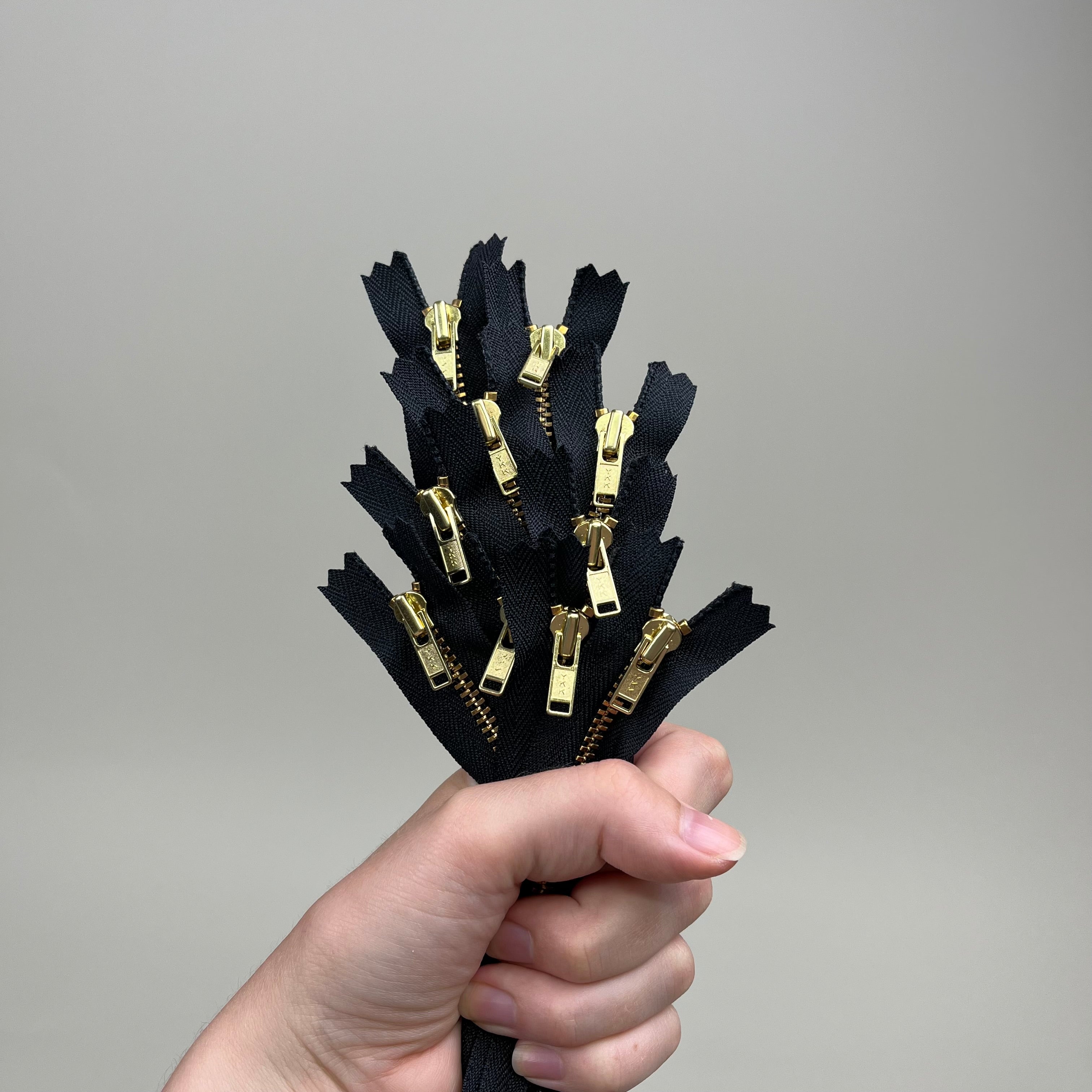 Closed-End Metal Zipper - Black & Gold 5.5" (NZP0422)