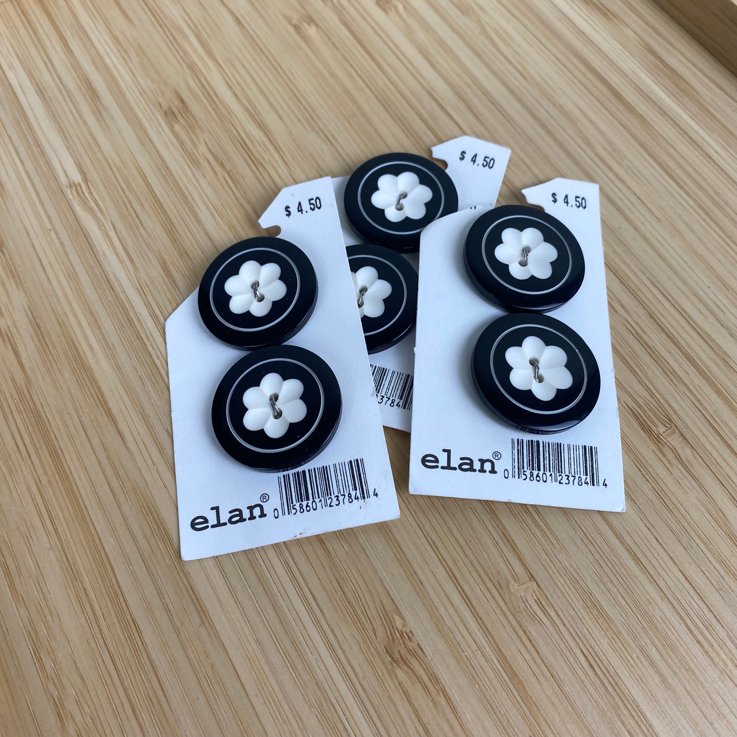 Buttons - 6 Black and White (NXX1705)