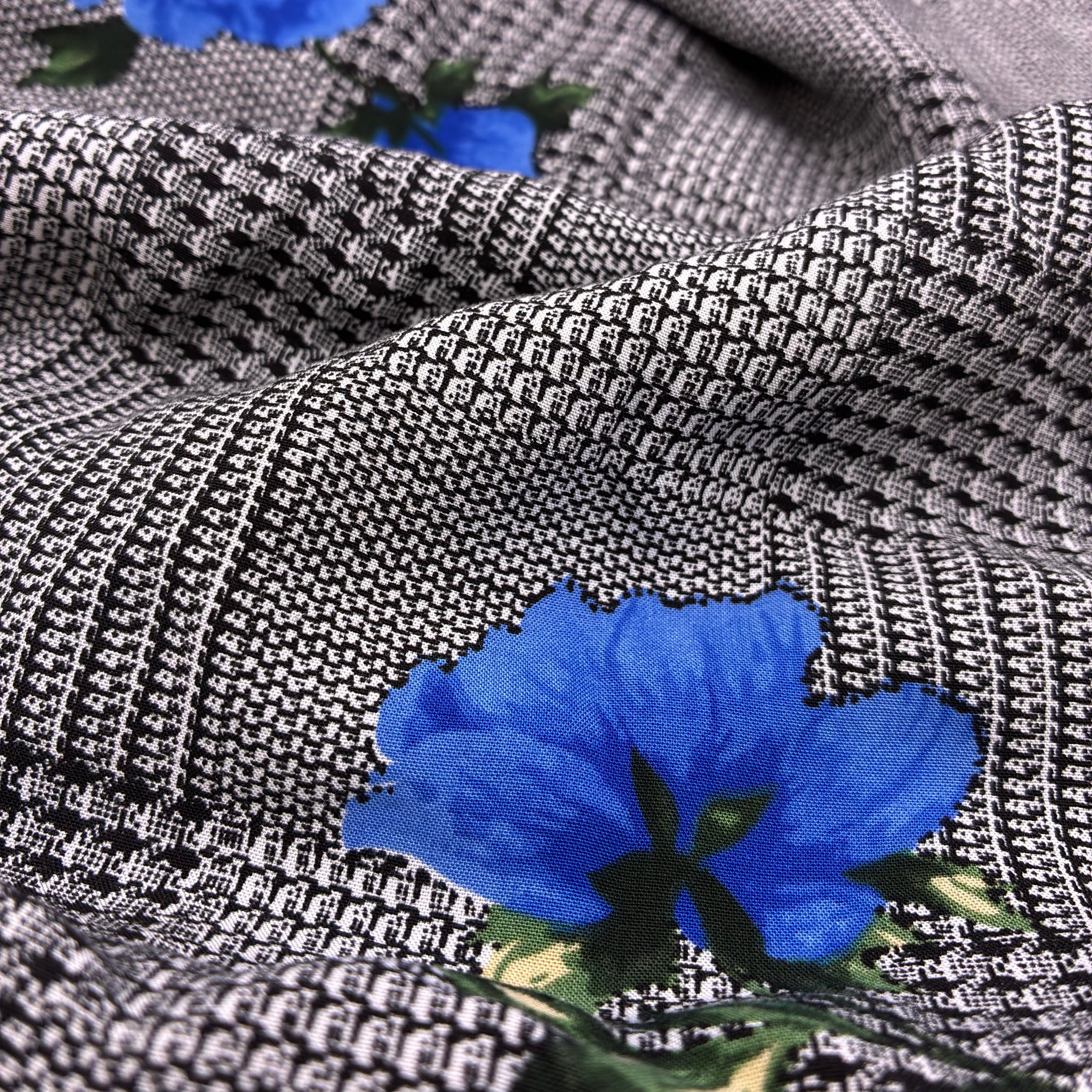 Rayon Blouse Weight - Black & White Flowers (WDW3267)