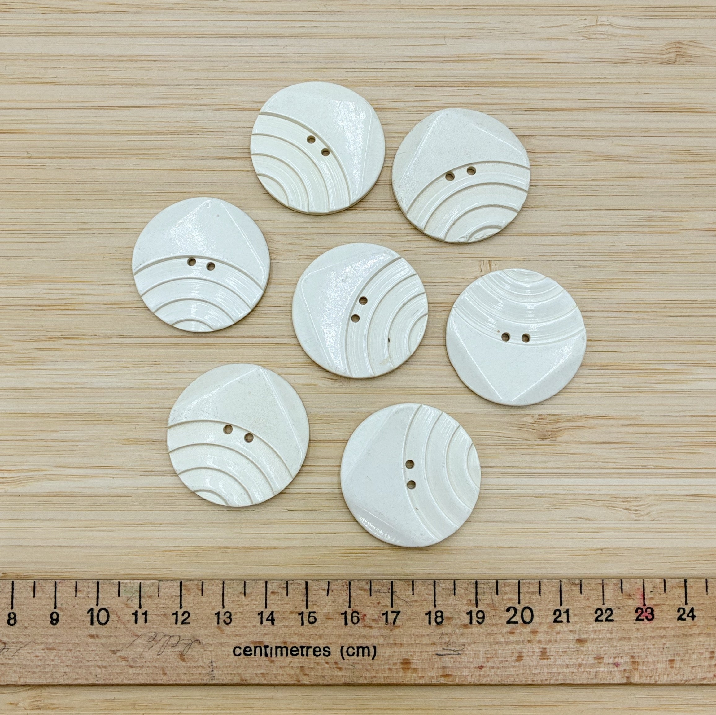 Vintage Buttons - 7 Cream (NBU0769)