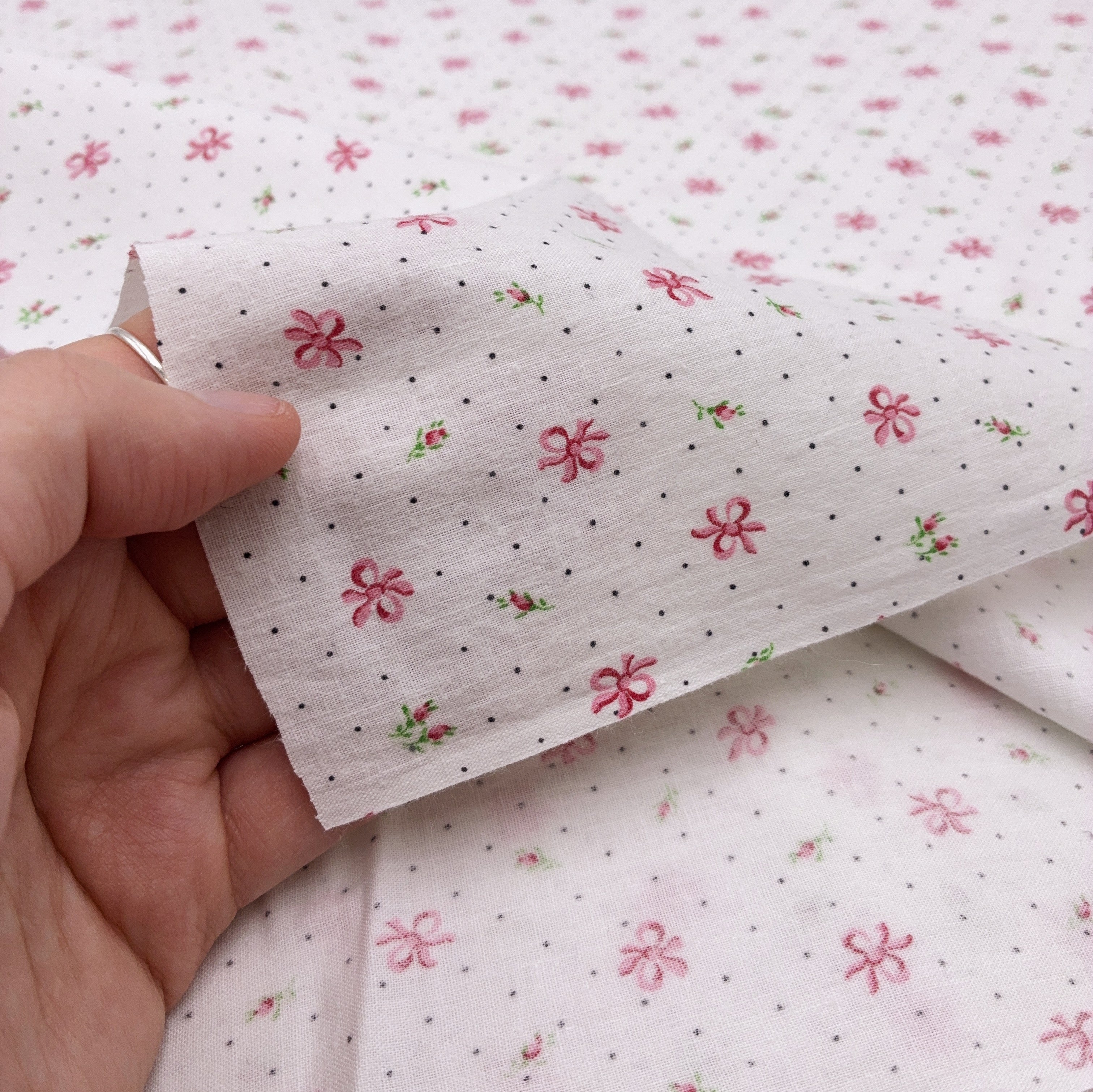 Vintage Cotton Shirting - Tiny Pink Bows (WDW3165:3167)