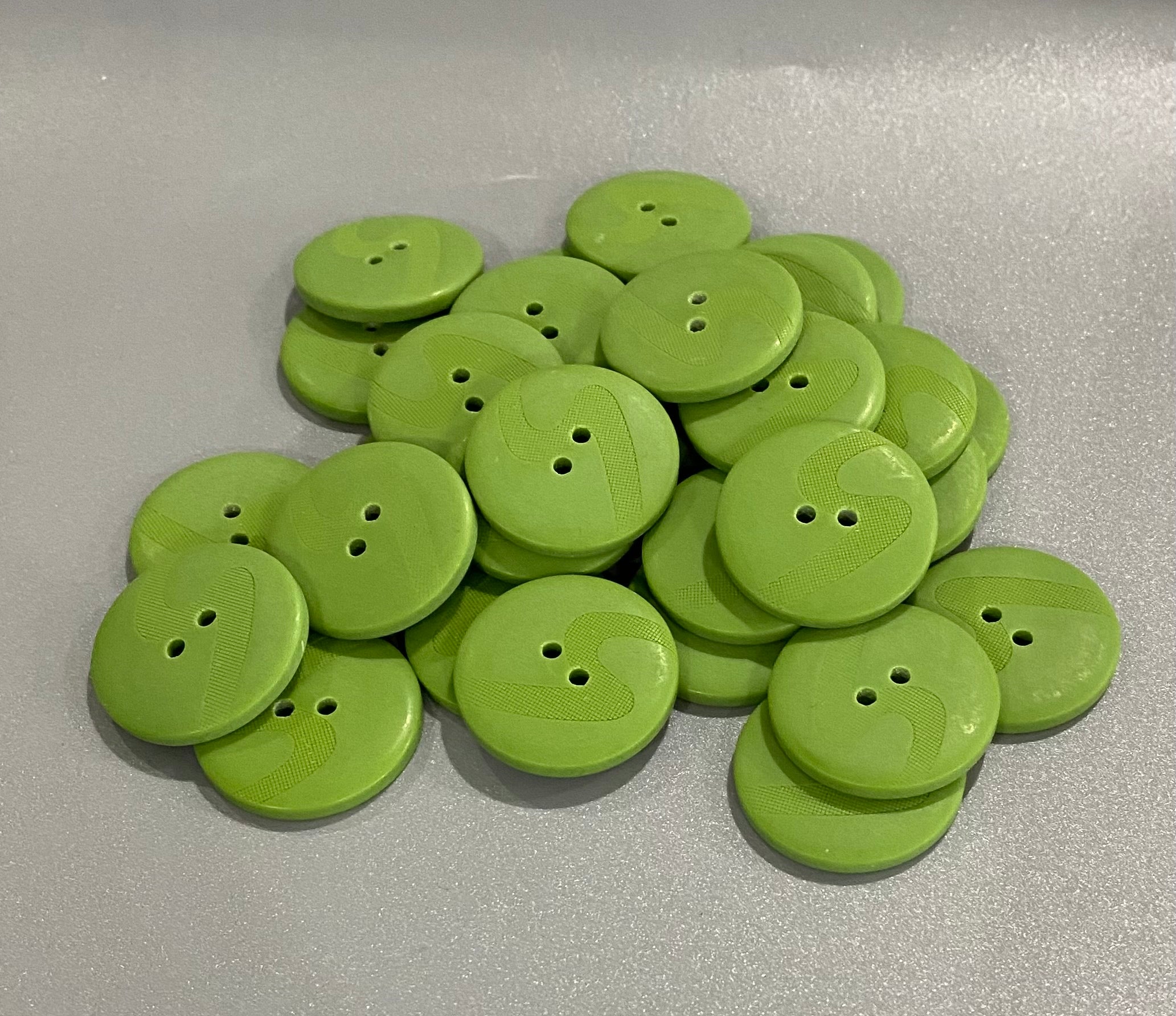 27mm Etched Buttons, Various Colours (NBU0003,7:9,13,17,22,57)