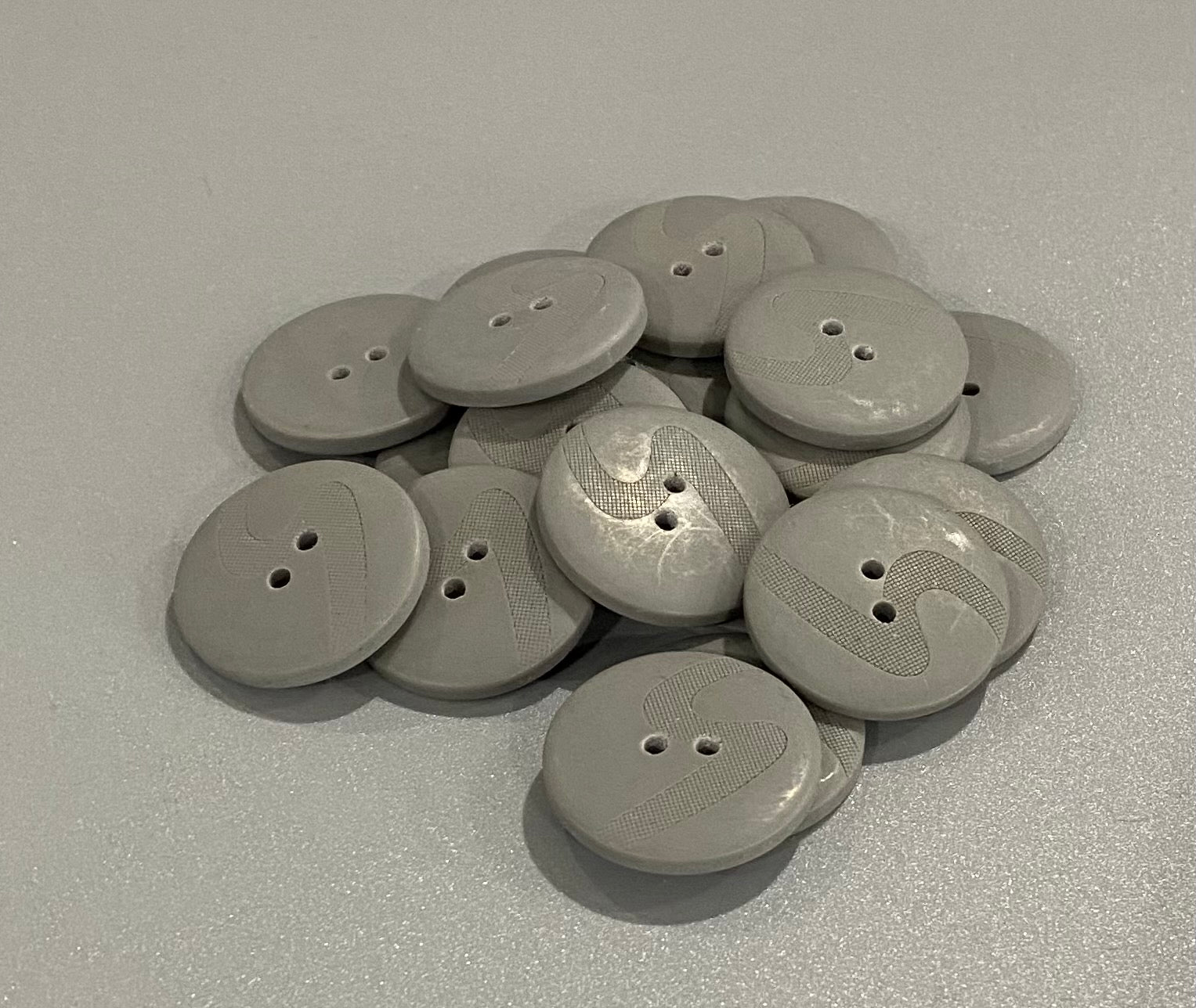 27mm Etched Buttons, Various Colours (NBU0003,7:9,13,17,22,57)