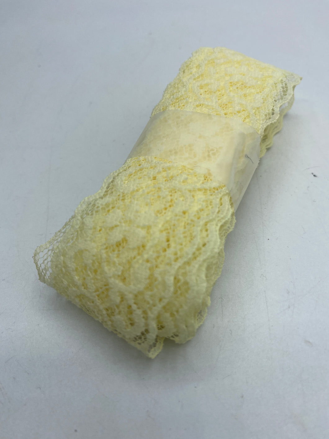 Scalloped Lace, Pale Yellow (NXX0983)